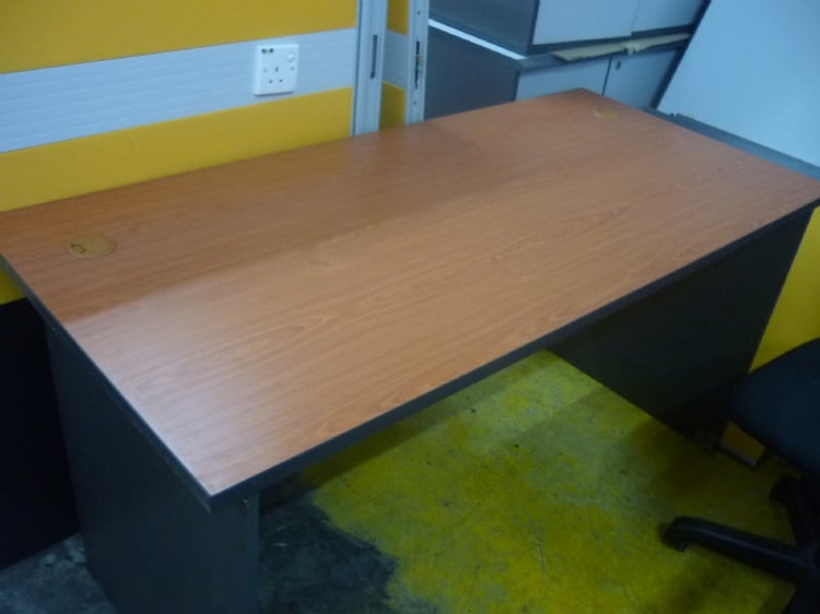 Used Office Furniture:Classic 5Ft Wooden Office Table